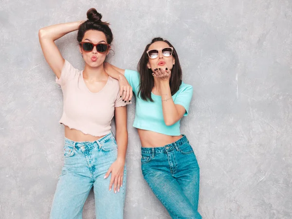 Deux Jeunes Belles Hipsters Blondes Souriantes Vêtements Été Tendance Femmes — Photo