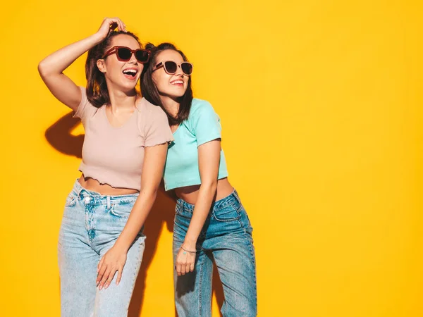 Dvě Mladé Krásné Usměvavé Blonďaté Hipsterky Módních Letních Šatech Bezstarostné — Stock fotografie