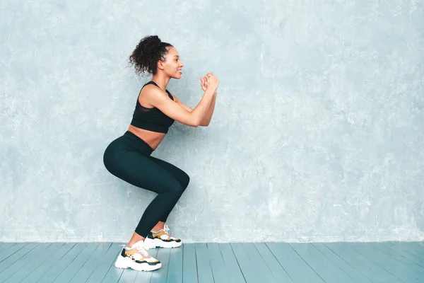 Fitness Sorrindo Mulher Negra Roupas Esportivas Com Afro Cachos Penteado — Fotografia de Stock