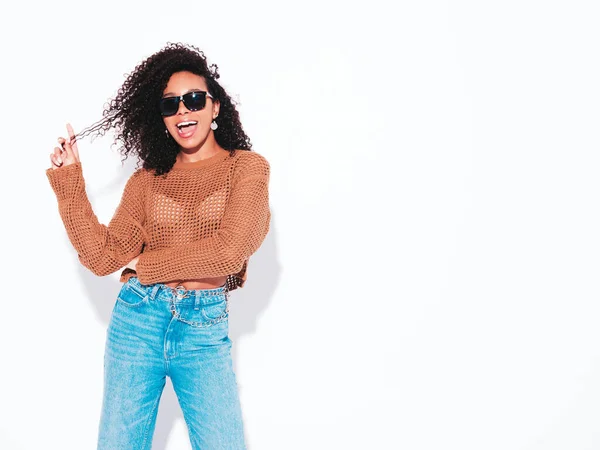 Krásná Černá Žena Afro Kudrlinky Účes Usmívající Model Módní Letní — Stock fotografie