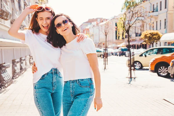 流行の夏の白いTシャツの服とジーンズで2人の若い美しい笑顔のヒップスター女性 楽しさ 狂気を持つ肯定的なモデル — ストック写真