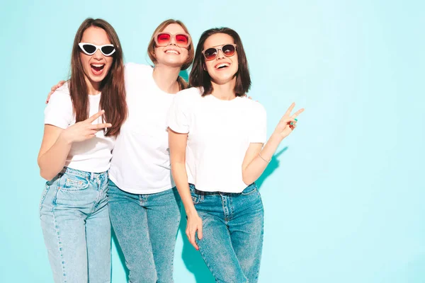 Tres Jóvenes Hermosas Hembras Hipster Sonrientes Moda Misma Camiseta Blanca —  Fotos de Stock
