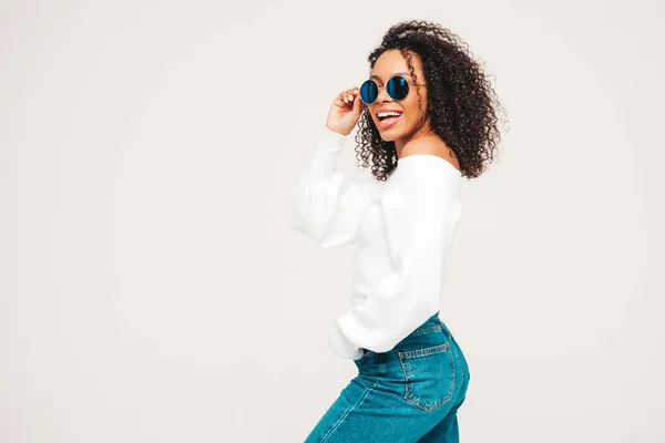 Bella Donna Nera Con Riccioli Afro Acconciatura Modello Sorridente Maglione — Foto Stock