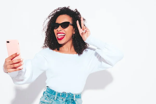 Belle Femme Noire Avec Des Boucles Afro Coiffure Modèle Souriant — Photo