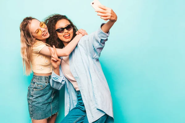 Dos Jóvenes Hermosas Sonrientes Hipsters Internacionales Con Ropa Verano Moda —  Fotos de Stock