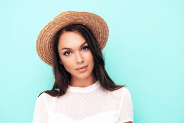 Moda kıyafetleri içinde gülümseyen güzel bir kadın. Stüdyoda yalnız bırakılmış, kaygısız seksi bir kadın. Pozitif esmer model eğleniyor. Neşeli ve mutlu. Şapkalı.