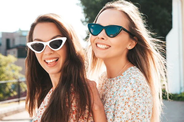 Duas Jovens Bonita Sorridente Hipster Fêmea Moda Verão Dresses Sexy — Fotografia de Stock