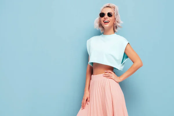 Junge Schöne Lächelnde Frau Trendiger Sommerkleidung Sexy Unbeschwerte Frau Posiert — Stockfoto