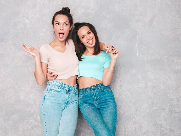 Dos Jóvenes Hermosas Sonrientes Hembras Hipster Rubias Con Ropa Verano — Foto de Stock