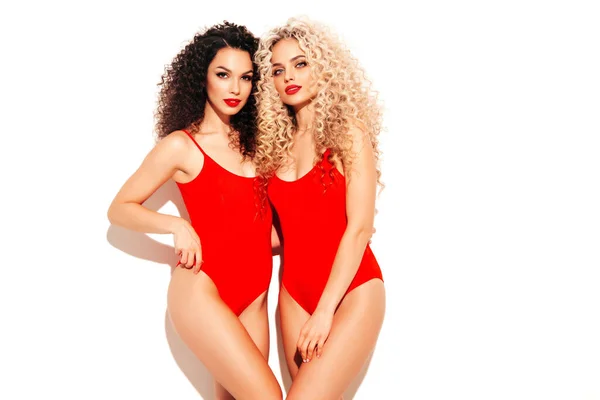 Dos Hermosas Mujeres Hipster Confianza Sexy Trajes Baño Verano Rojo — Foto de Stock