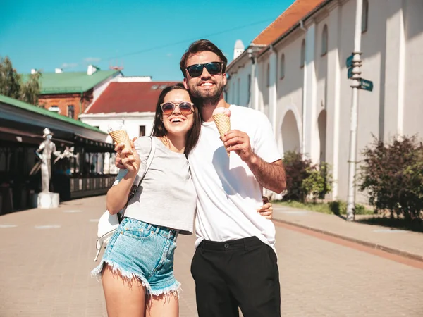 Usmívající Krásná Žena Její Pohledný Přítel Žena Neformálním Letním Oblečení — Stock fotografie