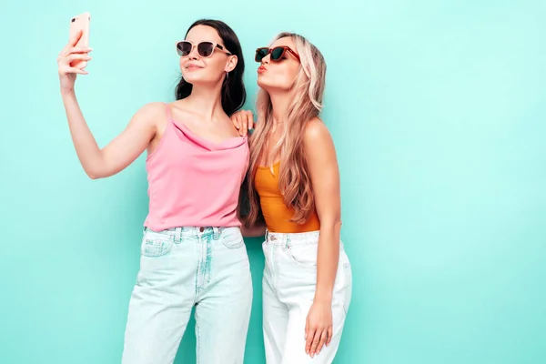 Retrato Dos Jóvenes Guapas Sonrientes Morena Hipster Hembra Ropa Verano —  Fotos de Stock