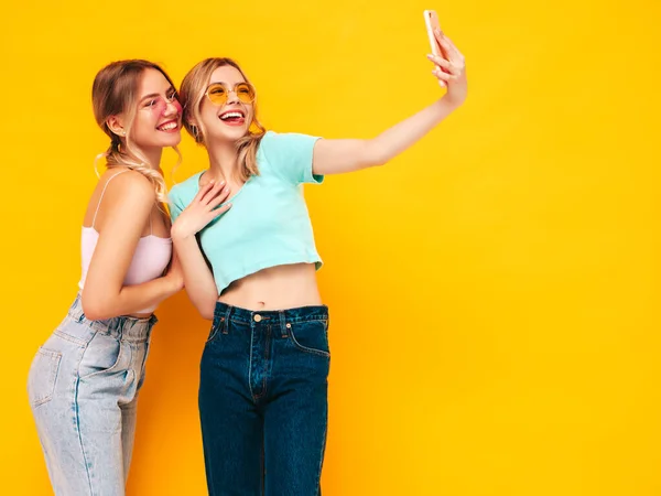 Dos Jóvenes Hermosas Sonrientes Hembras Hipster Rubias Con Ropa Verano —  Fotos de Stock