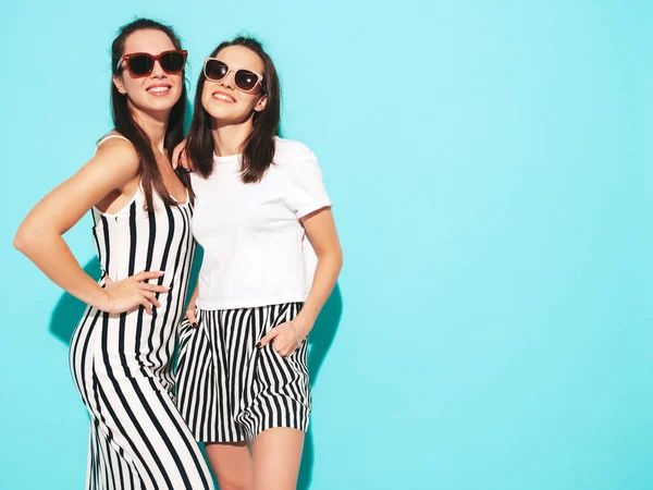 Dos Jóvenes Hermosas Sonrientes Hembras Hipster Rubias Con Ropa Verano — Foto de Stock