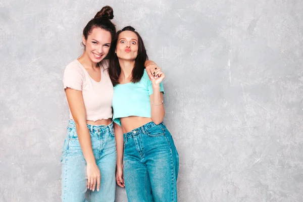 Dos Jóvenes Hermosas Sonrientes Hembras Hipster Rubias Con Ropa Verano — Foto de Stock