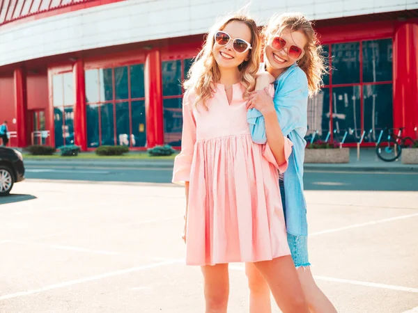 两个年轻美丽的嬉皮士女人穿着时髦的夏装 性感无忧无虑的女人在街上摆姿势 积极的纯模特在日落时开心 拥抱和发疯 快乐而快乐 — 图库照片