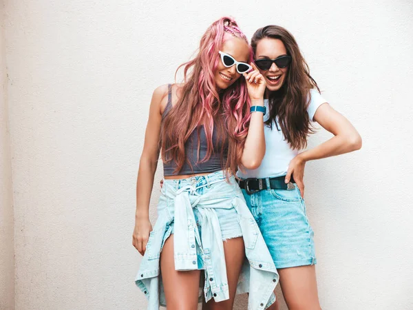 Deux Jeunes Belles Femmes Hipster Souriantes Dans Des Vêtements Été — Photo