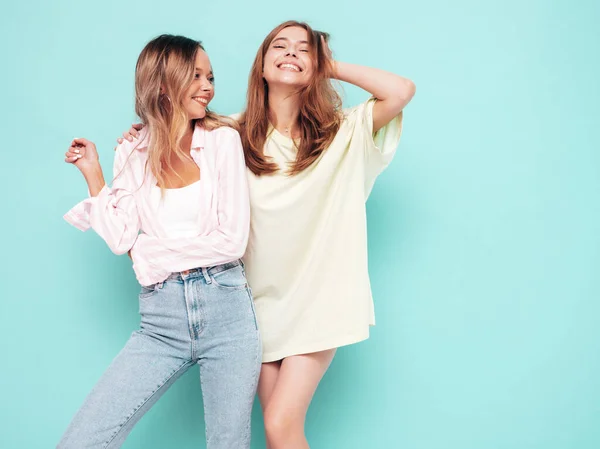 Deux Jeunes Belles Brunes Souriantes Hipster Femelle Vêtements Été Mode — Photo