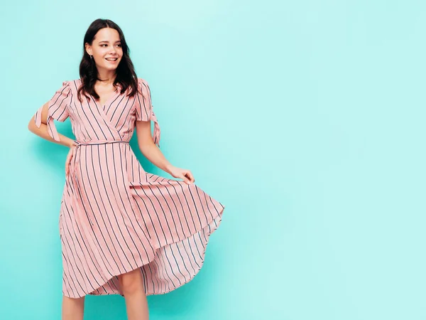 Retrato Jovem Bela Fêmea Sorridente Vestido Rosa Verão Moda Mulher — Fotografia de Stock