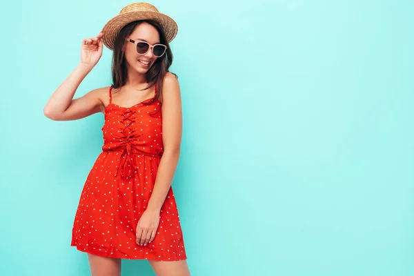 Jovem Bela Fêmea Sorridente Vestido Vermelho Verão Moda Mulher Despreocupada — Fotografia de Stock