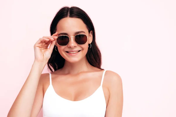 Retrato Cerca Una Joven Hermosa Sonriente Mujer Vestida Con Ropa —  Fotos de Stock