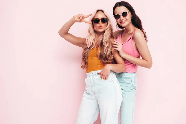 Dois Jovens Bonita Sorridente Morena Hipster Fêmea Moda Roupas Verão — Fotografia de Stock