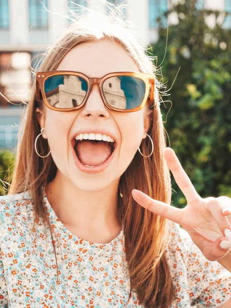 Joven Hermosa Mujer Hipster Sonriente Ropa Verano Moda Mujer Despreocupada — Foto de Stock