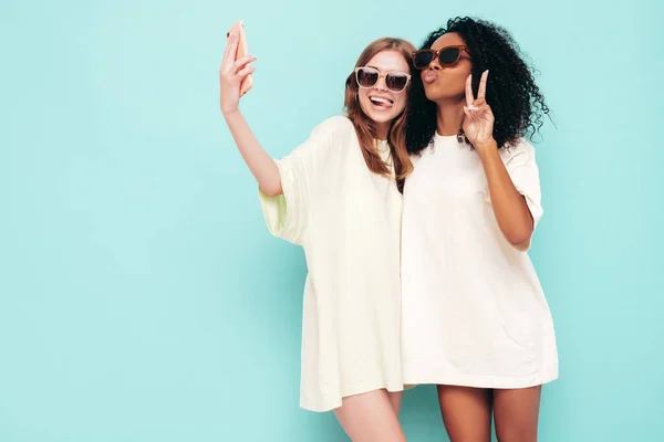 Dois Jovens Bonita Sorridente Internacional Hipster Fêmea Roupas Verão Moda — Fotografia de Stock