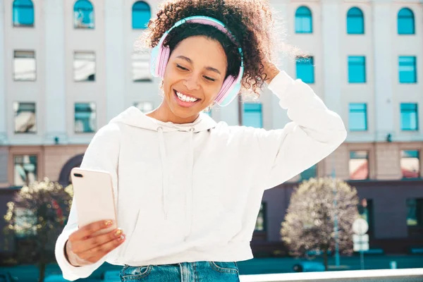 Hermosa Mujer Negra Con Peinado Afro Curls Modelo Sonriente Con Imágenes de stock libres de derechos