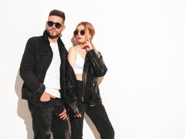 Seksi, kendine güvenen güzel bir kadın ve yakışıklı erkek arkadaşı. Mutlu, mutlu bir aile, hassas anlar yaşıyor. Genç, tutkulu bir çift seks yapmadan önce sarılıyor. Şehvetli çift öpüşmek için yaklaşıyor. İzole edilmiş