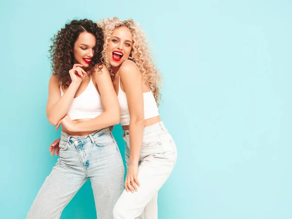 Två Vackra Sexiga Leende Hipsterkvinnor Röda Sommarbaddräkter Trendiga Modeller Med — Stockfoto