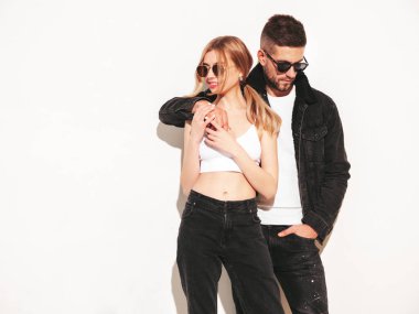 Seksi, kendine güvenen güzel bir kadın ve yakışıklı erkek arkadaşı. Mutlu, mutlu bir aile, hassas anlar yaşıyor. Genç, tutkulu bir çift seks yapmadan önce sarılıyor. Şehvetli çift öpüşmek için yaklaşıyor. İzole edilmiş