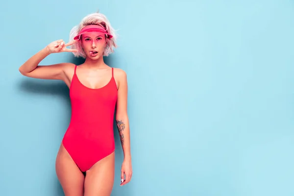 Porträtt Ung Leende Blond Modell Sommarbadkläder Röd Baddräkt Och Transparent — Stockfoto