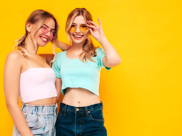 Две Молодые Красивые Улыбающиеся Блондинки Хипстерши Модной Летней Одежде Сексуальные — стоковое фото