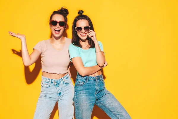 Zwei Junge Schöne Lächelnde Blonde Hipsterinnen Trendiger Sommerkleidung Sexy Unbeschwerte — Stockfoto