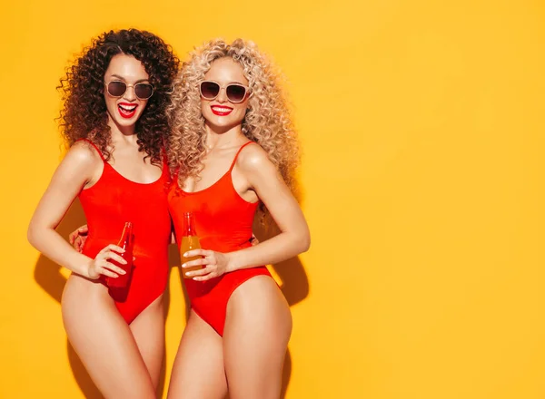 Zwei Schöne Sexy Lächelnde Hipster Frauen Roter Sommer Badebekleidung Badeanzüge — Stockfoto