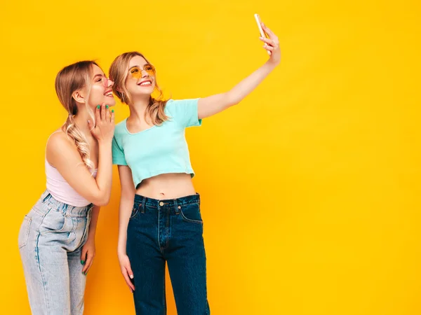 Zwei Junge Schöne Lächelnde Blonde Hipsterinnen Trendiger Sommerkleidung Sexy Unbeschwerte — Stockfoto