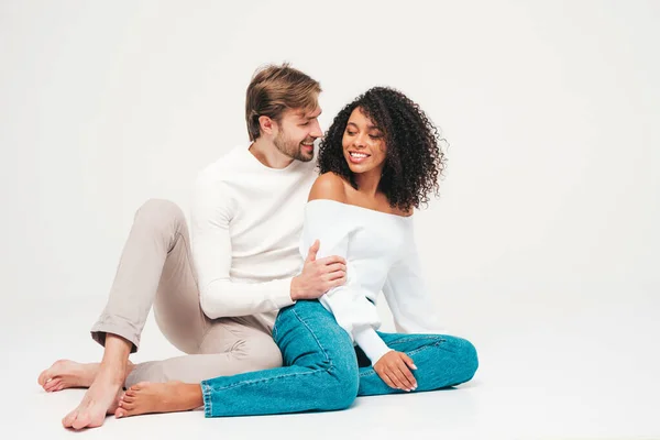 Sorrindo Mulher Bonita Seu Namorado Bonito Feliz Família Multirracial Alegre — Fotografia de Stock