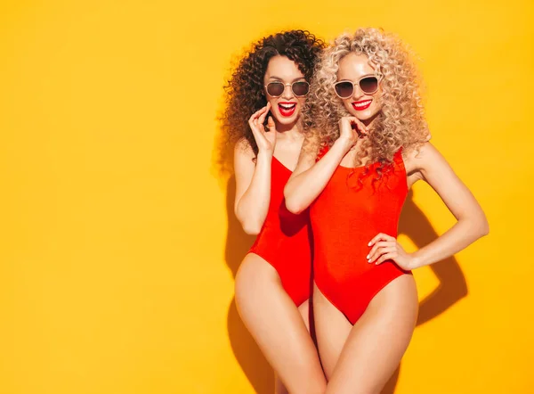 Két Gyönyörű Szexi Mosolygós Hipster Piros Nyári Fürdőruhában Divatos Modellek Jogdíjmentes Stock Fotók