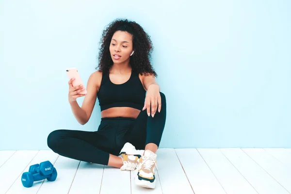 Fitness Sorrindo Mulher Negra Roupas Esportivas Com Cabelos Afro Cachos — Fotografia de Stock