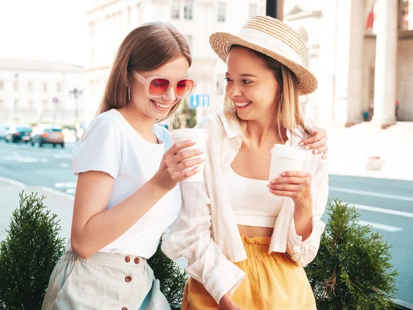 Two Young Beautiful Smiling Hipster Female Trendy Summer Clothes Sexy — Stock Photo, Image
