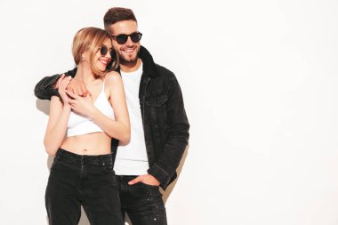 Seksi, gülümseyen güzel kadın ve yakışıklı erkek arkadaşı. Mutlu, mutlu bir aile şefkatli anlar yaşıyor. Genç, tutkulu bir çift sarılıyor. Beyazda izole edilmiş duygusal bir çift. Neşeli ve mutlu