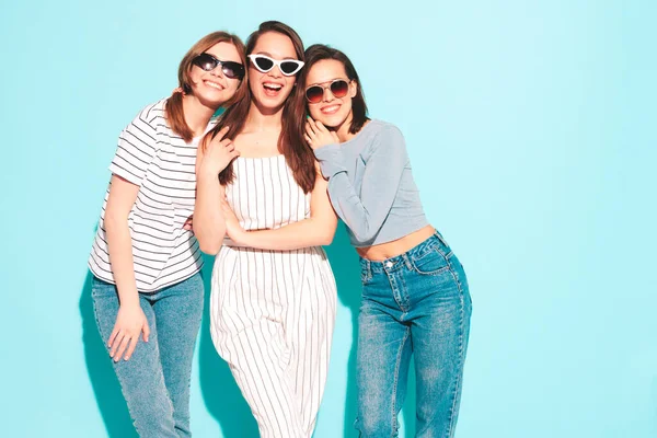 Drei Junge Schöne Lächelnde Hipsterinnen Trendigen Sommerkleidern Sexy Unbeschwerte Frauen — Stockfoto
