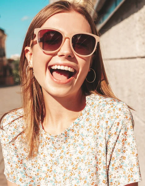 Joven hermosa mujer hipster sonriente en ropa de verano de moda