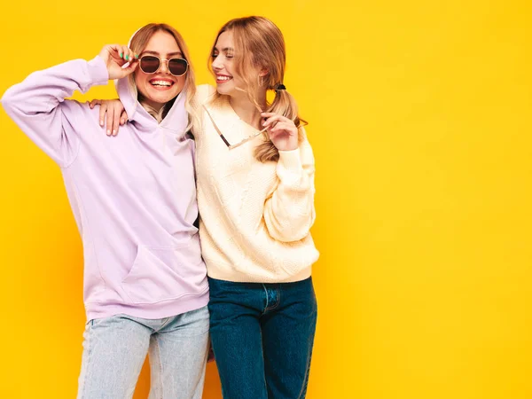 Dos Jóvenes Guapas Sonrientes Morena Hipster Hembra Ropa Verano Moda —  Fotos de Stock