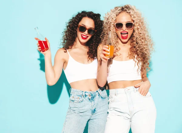 Duas Belas Mulheres Hipster Sorridentes Sexy Roupas Verão Modelos Moda — Fotografia de Stock