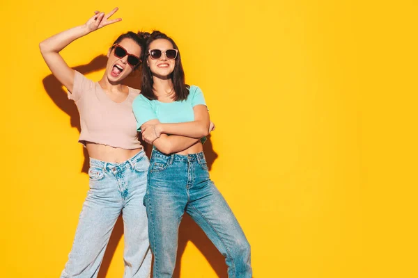 Twee Jonge Mooie Glimlachende Blonde Hippe Teefjes Trendy Zomerkleding Sexy — Stockfoto