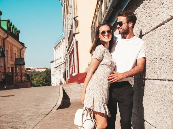 Una Bellissima Donna Sorridente Suo Bel Ragazzo Donna Abiti Estivi Fotografia Stock