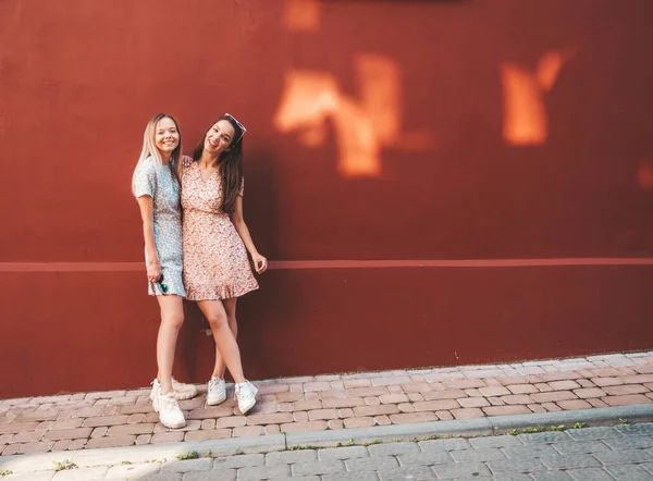 Deux Jeunes Belles Femmes Hipster Souriantes Dans Des Robes Été — Photo