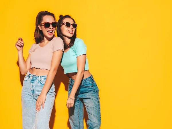 Dvě Mladé Krásné Usměvavé Blonďaté Hipsterky Módních Letních Šatech Sexy — Stock fotografie